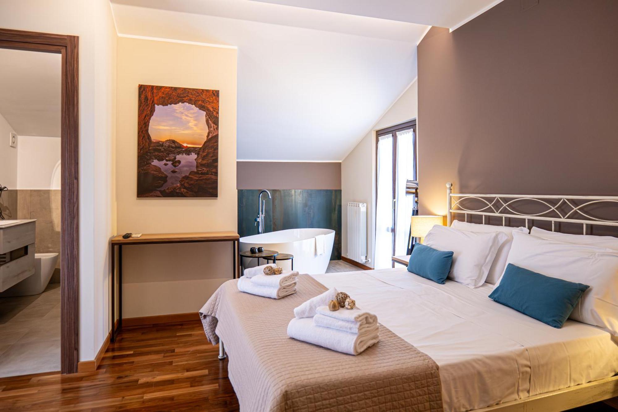 Deluxe Double Room Bath