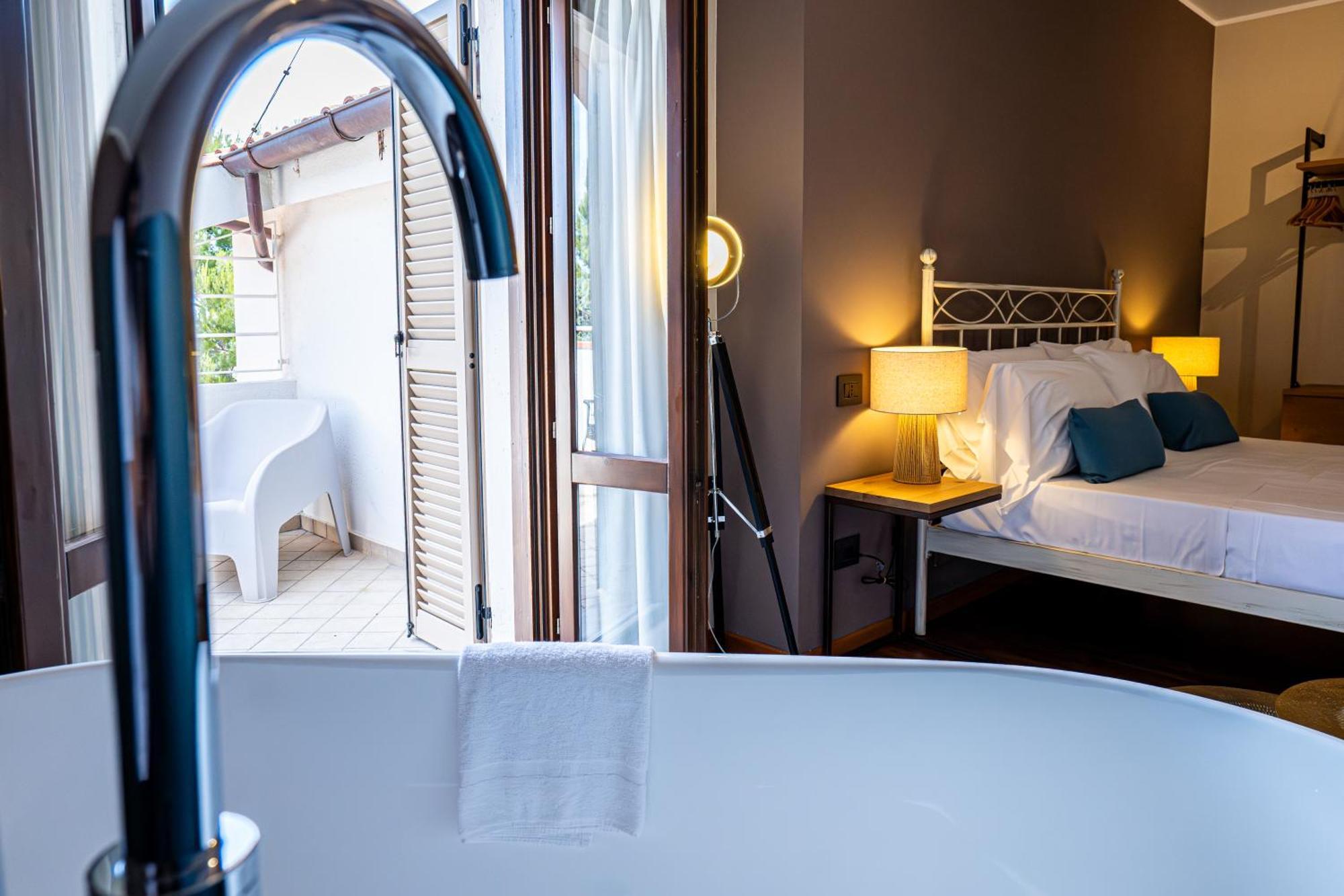 Deluxe Double Room Bath