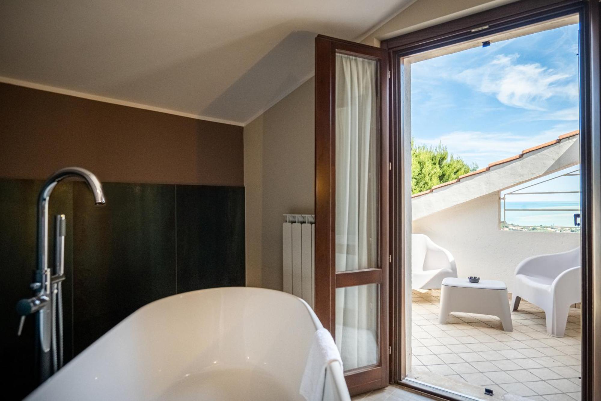 Deluxe Double Room Bath